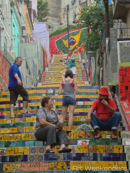 Selarón's stairs - Selarón sitting on his work