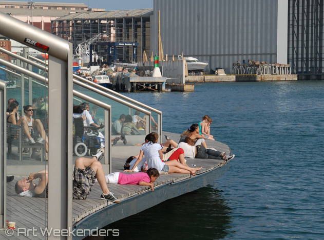 Spain_Barcelona_harbour_relaxing