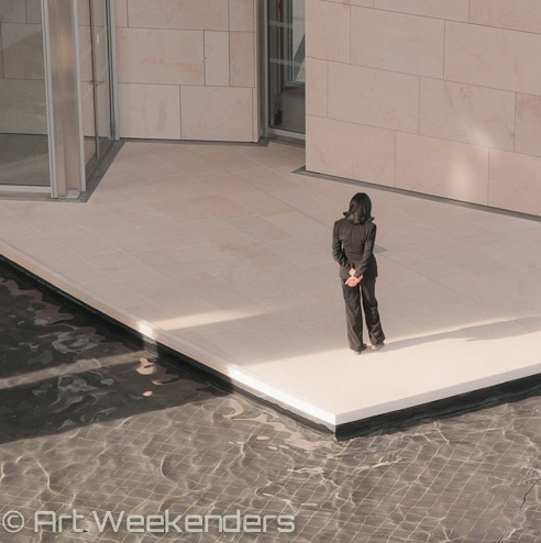 France_Paris_Louis_Vuitton_Foundation_Fondation_Guard_Bassin